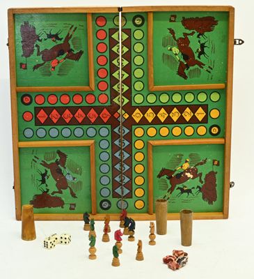 Jeu de petits chevaux en bois (52x52cm), bel état avec usures d'usage, - Photo 1