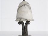 une lampe posée sur une table à côté d'un mur blanc