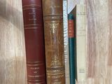 deux livres posés sur une table