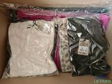 un carton contenant des vêtements emballés dans des sacs en plastique