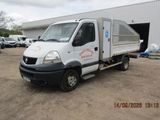 un camion blanc garé devant un bâtiment