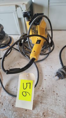 un grand nombre d'outils sur la table