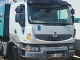 un camion blanc garé devant un bâtiment