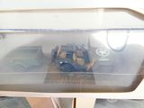 un camion et une voiture miniatures dans une boîte transparente