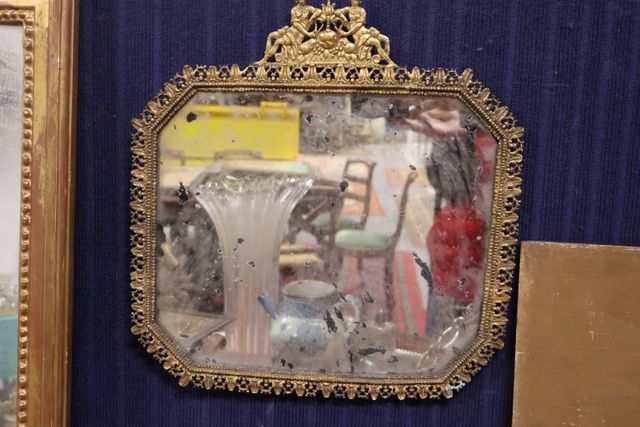 Petit miroir cadre bronze ou laiton décor de personnages à l’amor...