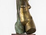 statue d'une femme assise sur un bloc de bois