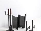 un ensemble de trois objets métalliques noirs posés sur une surface blanche