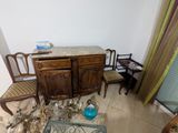 une pièce avec une table, des chaises et une armoire