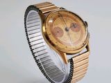 une montre exposée sur un support transparent