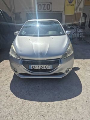 l'avant d'une voiture argentée garée devant un immeuble
