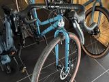 deux vélos garés l'un à côté de l'autre sur le sol