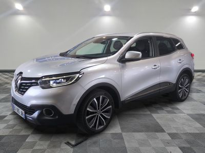 Le nouveau SUV Renault Kad est garé dans un showroom.