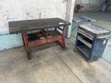 une table posée à côté d'un poêle