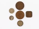 plusieurs pièces différentes sont disposées en cercle sur une surface blanche