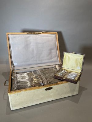 une boîte contenant des couverts, posée sur une table