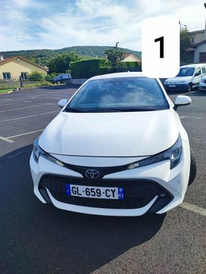 l'avant d'une Toyota Corolla blanche garée sur un parking