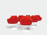 quatre chaises Tulip rouges alignées, avec des piètements blancs