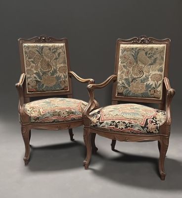 une paire de chaises en bois sculpté avec assise rembourrée, rembourrée, rembourrée, rembourrée, rembourrée, rembourrée, rembourrée, rembourrée, rembourrée, rembourrée, rembourrée, rembourrée, rembourrée, rembourrée, rembourrée, rembourrée, rembourrée, rembourrée, rembourrée, rembourrée, rembourrée, rembourrée, rembourrée, rembourrée, rembourrée, rembourrée, rembourrée, rembourrée, rembourrée, rembourrée, rembourrée, rembourrée, rembourrée,