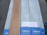 plusieurs pièces de bois sont empilées dans un entrepôt