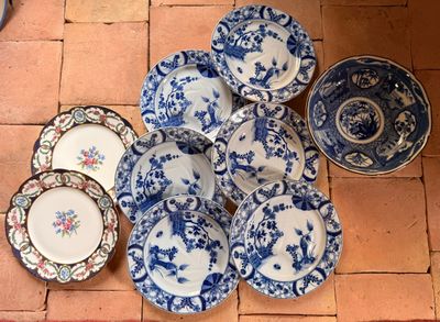 beaucoup d'assiettes bleues et blanches par terre