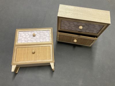 une petite table avec un tiroir, à côté d'une autre petite table avec un tiroir