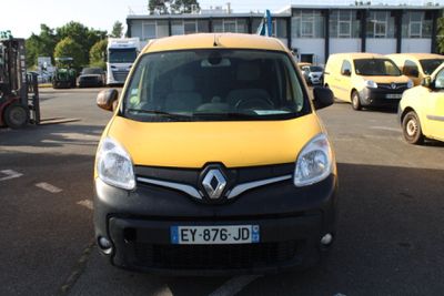 une camionnette jaune garée sur un parking à côté d'autres voitures