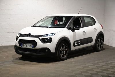 La Citrole blanche est garée dans un garage au sol carrelé en damier.