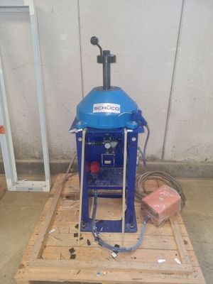 une machine bleue posée sur une palette
