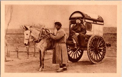une vieille photo représentant un homme et une femme dans une calèche