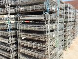 une grande pile de cages empilées les unes sur les autres