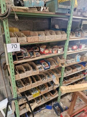il y a plein d'outils sur les étagères du garage