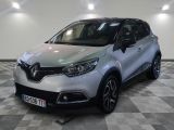 L'avant d'une voiture argentée est garé sur un sol à damier.