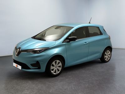 La voiture bleue est garée dans une pièce aux murs blancs.