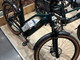 un vélo vert exposé dans un magasin