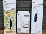 trois cartons de cintres posés sur un sol en briques, à côté d'un mur en briques