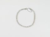 gros plan d'un bracelet sur une surface blanche