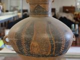 un vase posé sur une table dans une pièce