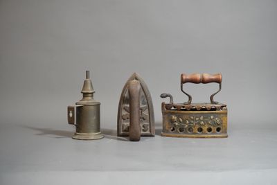 Deux fers à repasser et lampe à pétrole.