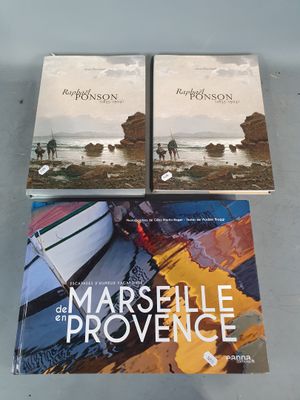 deux livres posés sur une table, dont l'un représente un bateau et l'autre représente un bateau