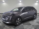 la voiture grise est garée sur un sol en damier dans le garage