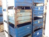 une pile de caisses empilées les unes sur les autres