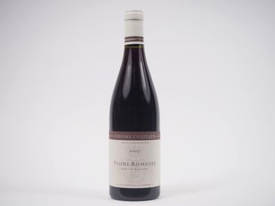 la bouteille de vin est posée sur une surface blanche