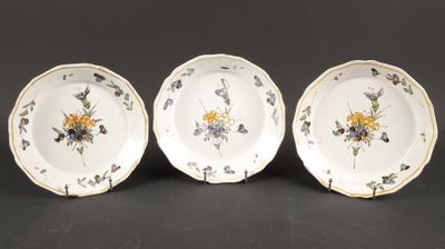 trois assiettes à motifs floraux posées sur une table