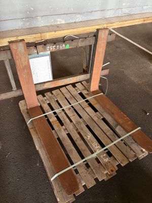 un banc en bois posé au milieu de la pièce