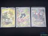 Quatre cartes Pokémon différentes sont alignées sur une surface noire