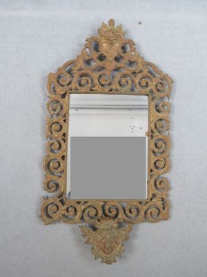 Miroir avec un cadre en bronze ajouré orné de masques et rin…