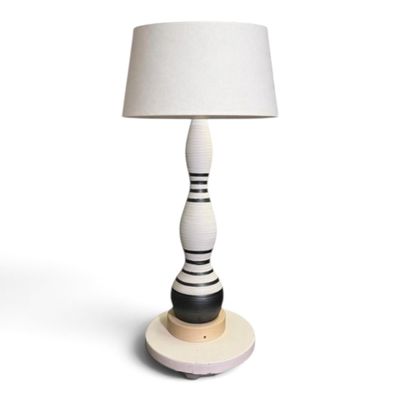 une lampe noire et blanche surmontée d'un abat-jour blanc