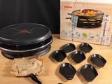 une boîte Tefal posée sur une table, à côté d'un bol de nourriture