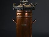 une cafetière ancienne plaquée cuivre sur fond noir