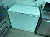un petit réfrigérateur blanc et un micro-ondes dans une petite cuisine